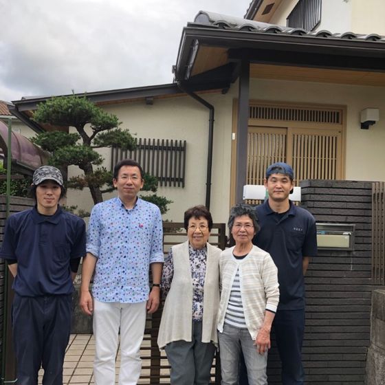 ご自宅の前で|遺品整理をご依頼いただいたお客様と